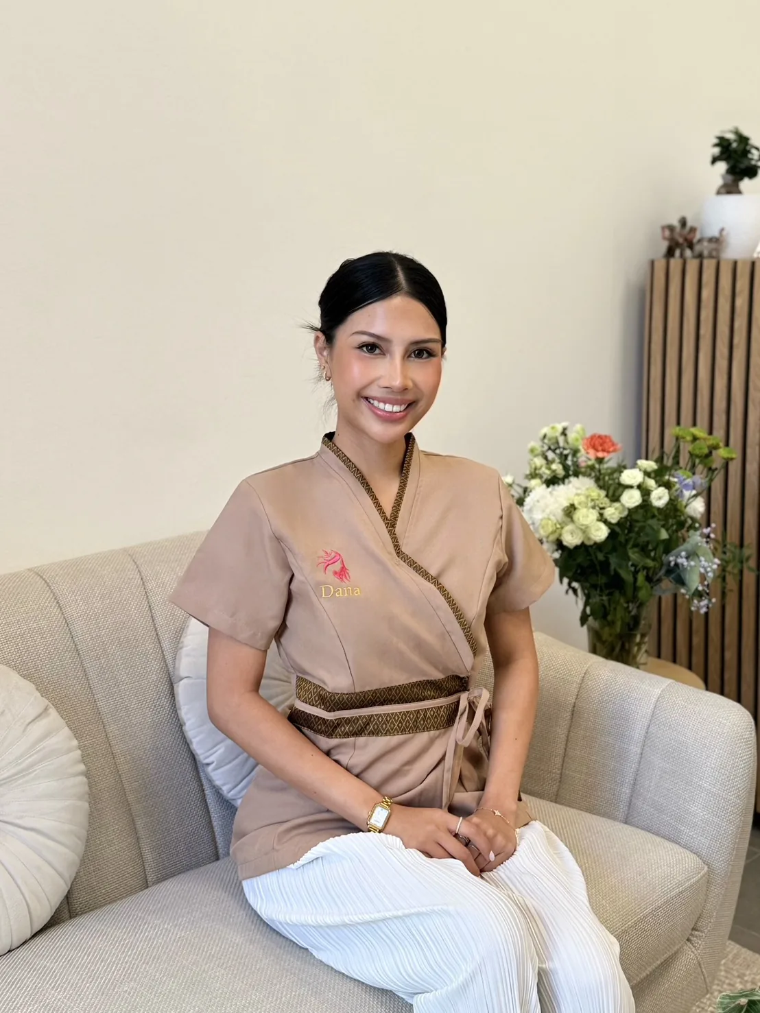 Pam sitter i salongens soffa på Dana Beauty